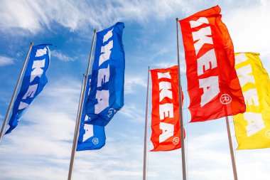 IKEA bayrakları IKEA Samara mağazası yakınındaki mavi gökyüzü karşı