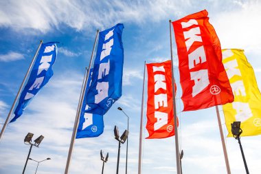 IKEA bayrakları IKEA Samara mağazası yakınındaki mavi gökyüzü karşı