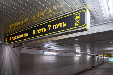 Platformlar girmek için tren istasyonunda yeraltı tüneli