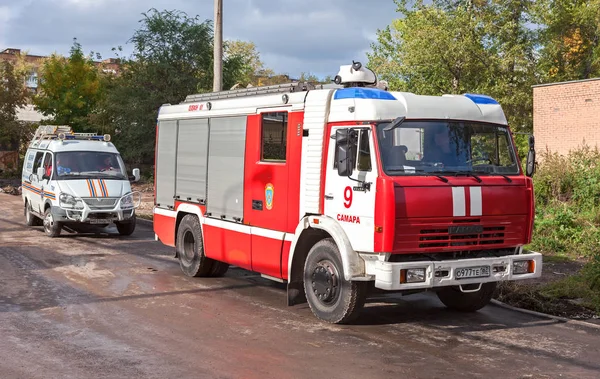 Camión de bomberos rojo EMERCOM de Rusia y vehículo de rescate estacionado en — Foto de Stock