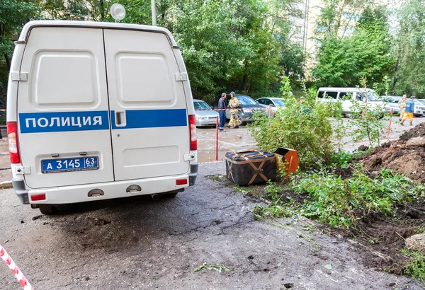 Russian police vehicle and explosion localizer Fountain lies on — Stock Photo, Image