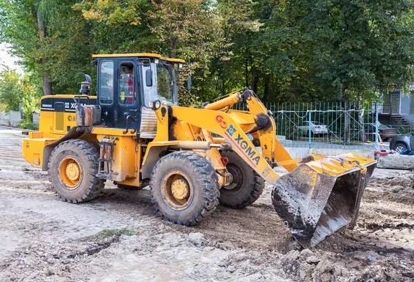 Heavy loader for construction road working on the construction s — Stok Foto