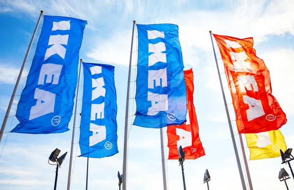 Ikea-Flaggen vor blauem Himmel in der Nähe des ikea samara stores — Stockfoto