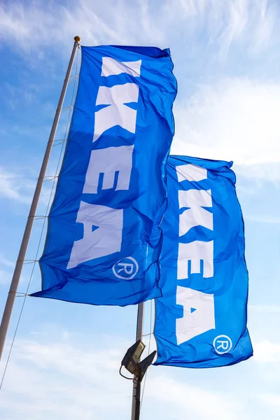 IKEA vlajky proti modré obloze poblíž Samara obchod Ikea — Stock fotografie