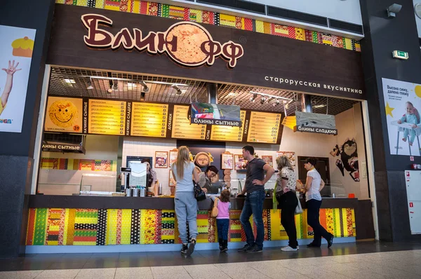 Restaurante de comida rápida Blinoff (Panqueques) en el hipermercado Mega. El —  Fotos de Stock