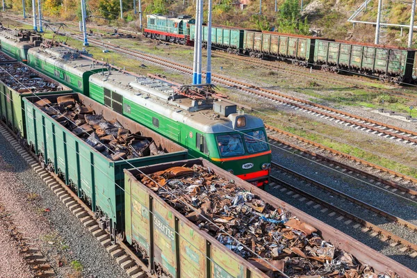 De spoorlijn goederenwagons. Treinen van de Russische spoorwegen compa — Stockfoto
