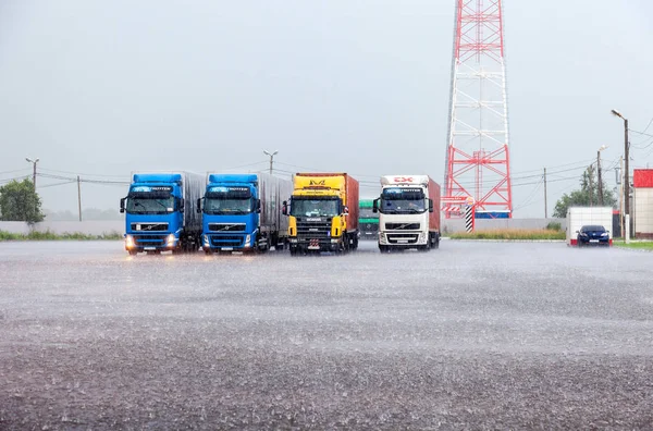 Przyczepy do ciężarówek zaparkowane na parkingu w deszczu — Zdjęcie stockowe