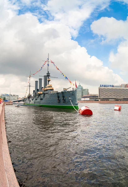 The legendary revolutionary cruiser Aurora at the place of etern — Stock Photo, Image