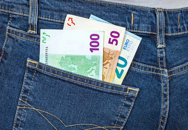 Eurosedlar som sticker ut ur den blå jeans fickan — Stockfoto