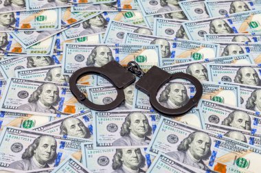 Çelik kelepçeleri Amerikan Doları arka plan üzerinde yalan