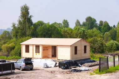 Yeni bir ahşap ev inşaatı yaz güneşli gün. Novgorod