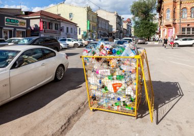 F çeşitli plastik şişe toplama kabı içer