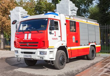 Kadar kırmızı yangın kamyon Emercom Rusya'nın ve kurtarma araç park