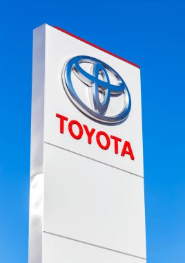 Toyota resmi Bayilik işareti mavi gökyüzü backgrou karşı