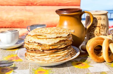 İştah açıcı kızarmış krep ve geleneksel Rus sırasında simit 