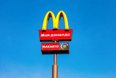 McDonald's logo kutup mavi gökyüzü. McDonald's th olduğunu