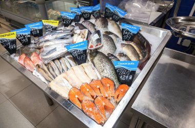 Çiğ balık Perekrestok süpermarkette Satılık hazır. L biri