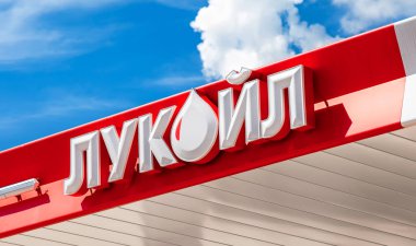 Amblem petrol şirketi Lukoil karşı mavi gökyüzü