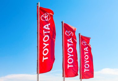 Toyota resmi Bayilik bayrakları mavi gökyüzü