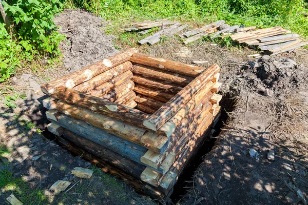 Construction new wooden water well in russian village in summert — Stock Photo, Image