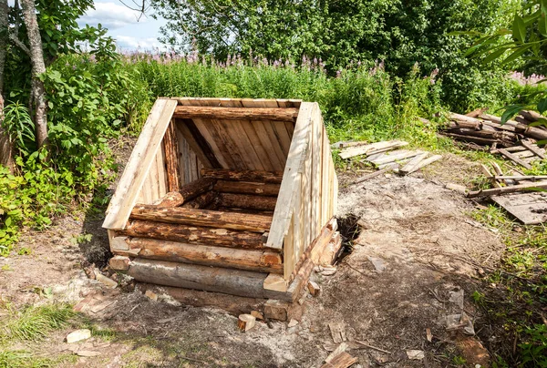 Construcción de un nuevo pozo de agua de madera en la aldea rusa en verano —  Fotos de Stock