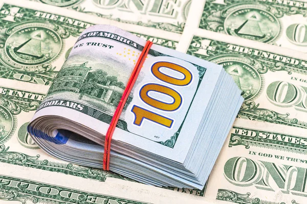 Gefaltete Dollarscheine mit Gummiband umwickelt über Dollarnoten — Stockfoto