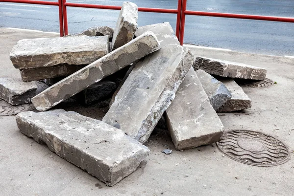 Grova stenar block på stadens gata — Stockfoto