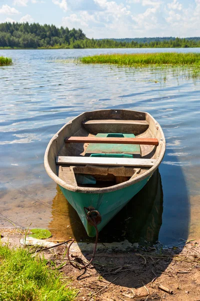 Fiske båt förtöjd vid en brygga vid sjön på morgonen i summ — Stockfoto
