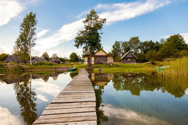 Tradicional ruso baños de madera en la orilla del lago en verano d — Foto de Stock