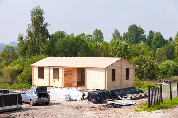 Costruzione di una nuova casa in legno in estate giornata di sole. Novgorod — Foto Stock