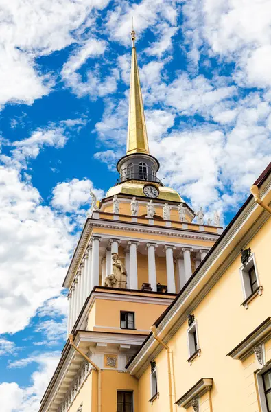El edificio del Almirantazgo contra el cielo azul en San Petersburgo, R —  Fotos de Stock