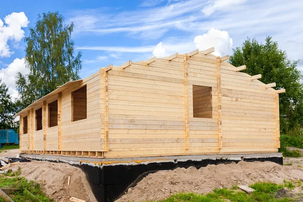 Byggandet av ett nytt trähus i soliga sommardag — Stockfoto
