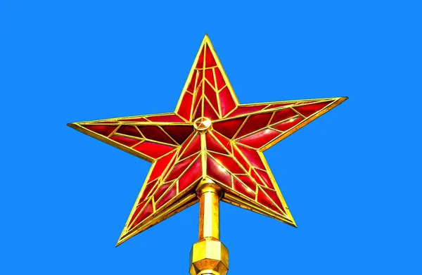 Красная рубиновая звезда московской Кремлевской башни против голубого неба — стоковое фото