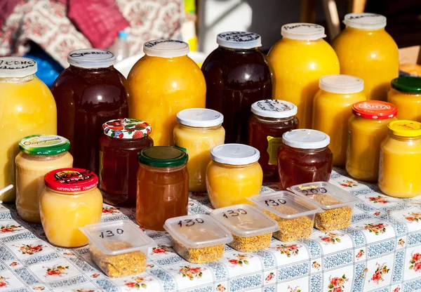 Miel frais sucré prêt à la vente à la marque traditionnelle des agriculteurs — Photo