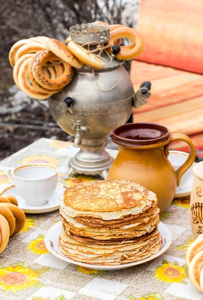 İştah açıcı kızarmış krep ve simit sırasında Rusya ile semaver