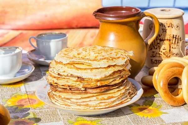 İştah açıcı kızarmış krep ve geleneksel Rus sırasında simit 