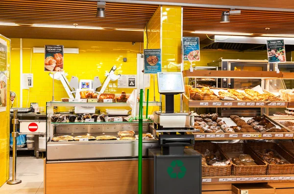 Bakery products ready to sale in the supermarket Perekrestok. On — Stock Photo, Image