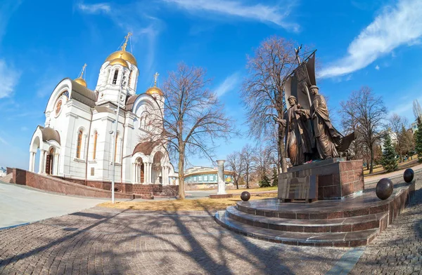 Monument till den ryska ortodoxt helgon Peter och Fevroniya av Mu — Stockfoto