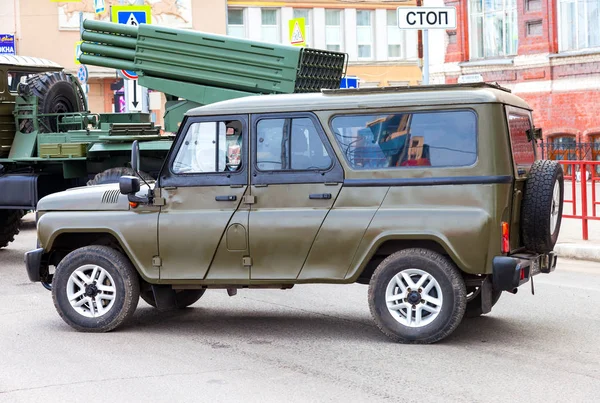 Special russian armored vehicle UAZ-3152 Hussar parked at the ci — Stock Photo, Image