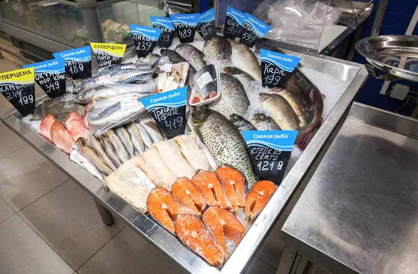 Raw fish ready for sale in the supermarket Perekrestok. One of l — Stock Photo, Image