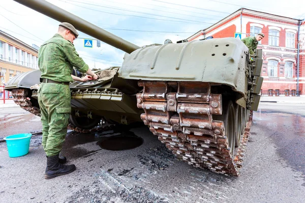 Soldados lavam tanque de batalha russo T-72 "Ural" estacionado na cidade — Fotografia de Stock