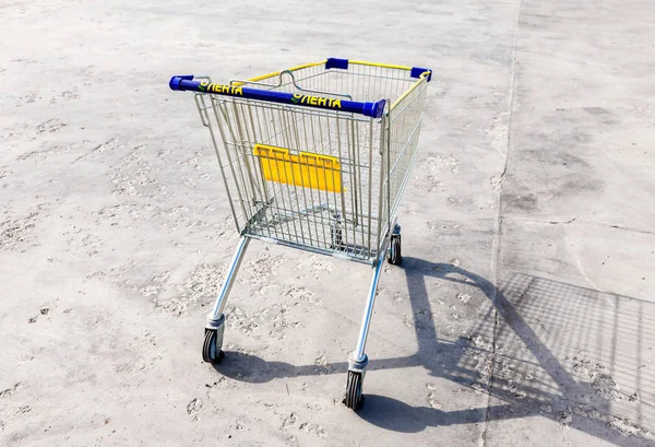 Shopping cart of Lenta store. Lenta is one of the largest retail — Stock Photo, Image