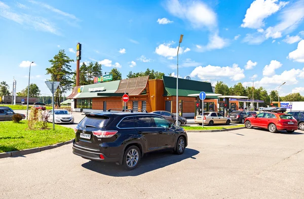 Mcdonald 's fast food restaurant an der autobahn moskau - st. pete — Stockfoto