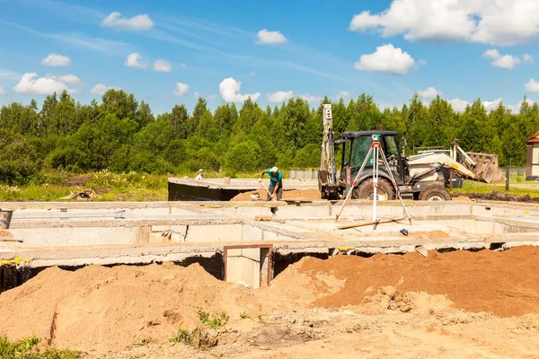 Widok konstrukcji witryny i domu Fundacji w przygotowaniu pr — Zdjęcie stockowe