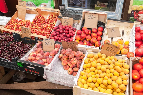Frutta fresca di nuovo raccolto pronta per la vendita presso gli agricoltori locali m — Foto Stock