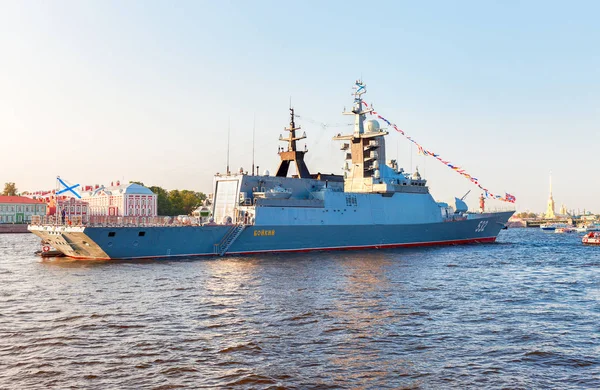 Corbeta de misiles "Boykiy" de la flota rusa del Mar Báltico en Neva ri —  Fotos de Stock