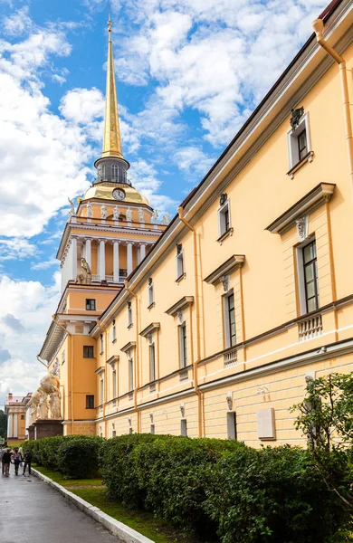 Budova admirality proti modré obloze v Petrohradě, R — Stock fotografie