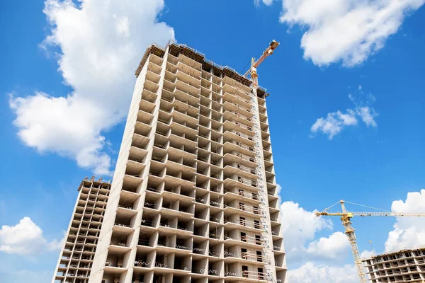 Yapım aşamasında karşı Vinçler ile uzun boylu apartmanlar 