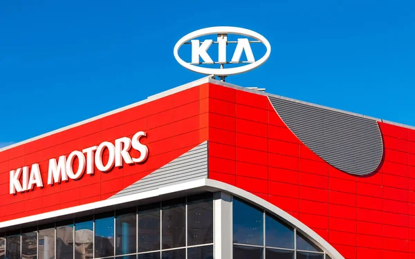 Emblem KIA motors on the blue sky background — Stock Photo, Image