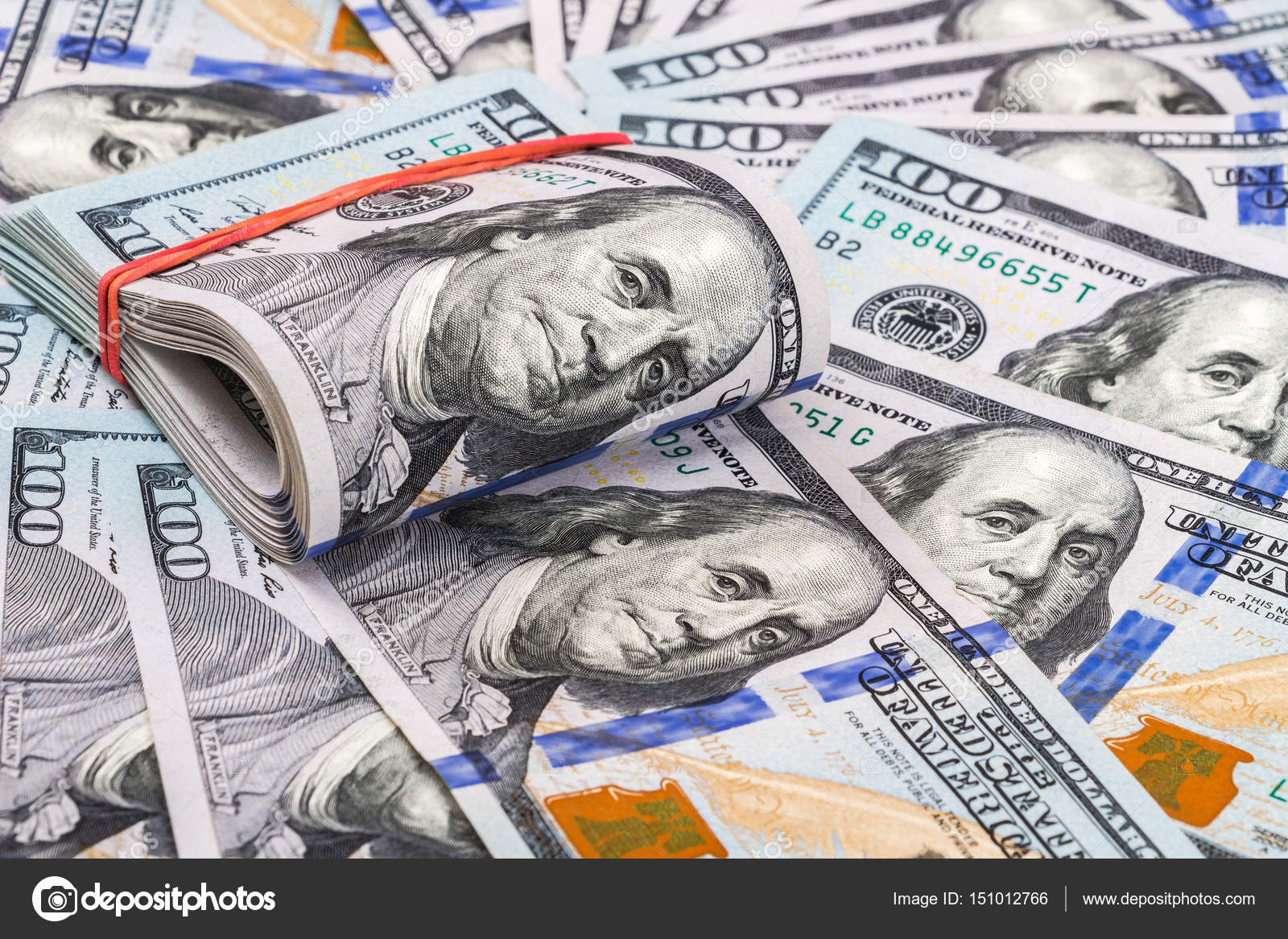 折叠钞票在美元钞票由橡胶带包装——图库图片© blinow61 #151012766, image size:1600x1167